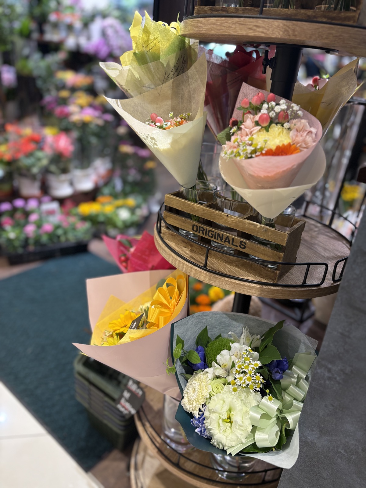 店頭に並ぶ花束